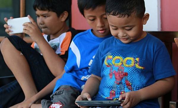 Tiga terapi mengatasi anak kecanduan gadget Tiga terapi mengatasi anak kecanduan gadget